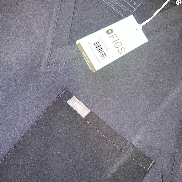 Fig Catarina- One Pocket Scrub Top in Charcoal Phantom Contrast Pocket - Picture 3 of 3